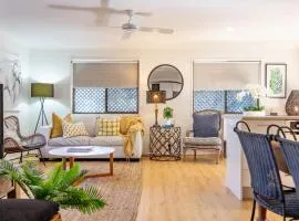 Teak Street Retreat - Ultimate Comfort Steps to Maleny Main Street