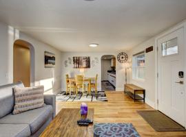 Little Blue Bungalow on Boise's Bench, Pet Friendly, Fully Fenced yard with doggie door! 2 miles from BSU, 5 minutes from Downtown Boise, Desk and workstation for remote workers, 2 TV's large walk-in closet, Good for mid-term stays, hotell sihtkohas Boise