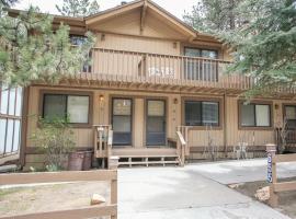 Summit Getaway Condo - Affordable and ideally located, Wood burning fireplace! Walk to Ski Resort, hotelli kohteessa Big Bear Lake