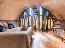 Caliu Earthship Ecolodge, מלון בקולוניה דל סקרמנטו