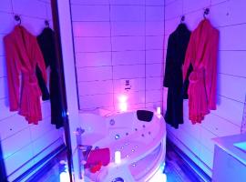 Luxe Sauna Privatif et Grand bain Jacuzzi à deux à Biscarosse Plage pour Nuit Romantique avec décoration LED et Bougies, viešbutis mieste Biskarosas