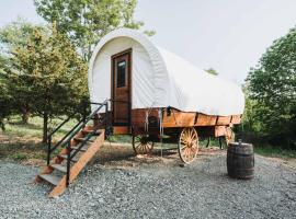 Heated & AC Full Bathroom Covered Wagon, feriebolig i Penn Yan