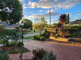 Home in Frankston, hotel en Frankston