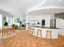 Stunning Mooloolaba Waterfront Home -10 guests ZB1