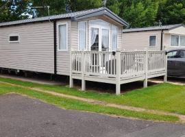 Luxury spacious family caravan, hotel in Edinburgh