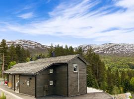 Cozy Home In Nordfjordeid With Wifi、ノールフィヨーレイドのホテル