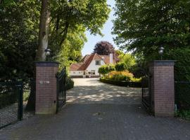 Stylish villa 12p with private pool in the Veluwe, hotel sa Garderen