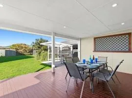 Fish Cottage Ulladulla - Linen not supplied - 3 bedroom house - sleeps 8 - pet friendly