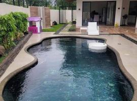 Lux 7 Pool Villa Mactan, отель в Мактане