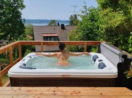 Ferienhaus Wellnesshütte mit Außenwhirlpool und herrlichem See-und Alpenblick, hótel í Überlingen