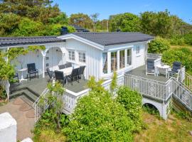 Beach Front Home In Færvik With House Sea View, hotel u gradu Arendal