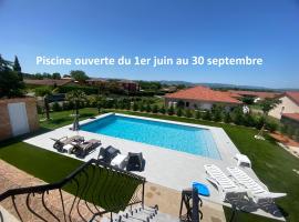 Chambre dans logement partagé chez l habitant avec piscine de 1 à 3 chambres, hotel con alberca en Grièges