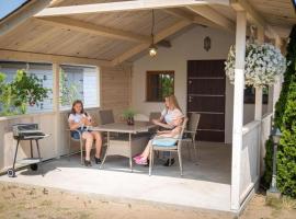 Bungalow in Miedzyzdroje with a terrace โรงแรมในเมียนซิดดรอแย