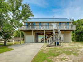 Coastal Emerald Isle Retreat with Deck and Grill!, hotel v mestu Emerald Isle