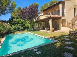 Villa de 240 m2 au calme avec piscine