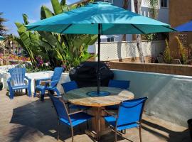 Luna Azul, cozy condo only steps to Mission Beach! Free Internet, hotel di San Diego