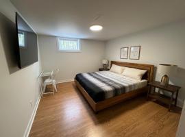 Letitia Heights !B Spacious and Quiet Private Bedroom with Shared Bathroom, hotel i Barrie