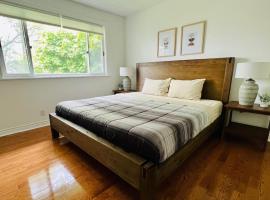 Letitia Heights !F Spacious and Stylish Private Bedroom with Shared Bathroom, hotel i Barrie