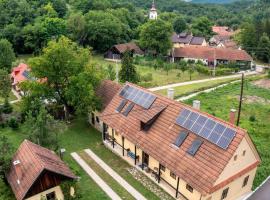 Zuzmó Guesthouse, Jósvafő, Aggtelek National Park - Stylish 150 year old farmhouse for 10 guests, hotel i Jósvafő