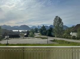 Hus med 2 soverom, hotel u gradu Sortland