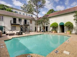 Dallas Condo with Pool Access about 4 Mi to Downtown!, hotel v mestu Dallas