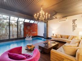 StayVista's The Barn House - Farm-View Villa with Modern Rustic Interiors, Indoor Pool & Bar, hotell i Chandīgarh