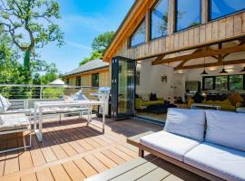 Tresillian Lodge Waterfront, Forest, Hot tub,Sauna, hotell sihtkohas Truro