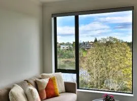 Amazing the Waikato River-View Brand New Villa with 4 bedrooms