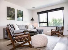 The Shred Shack - Stylish Revelstoke Condo