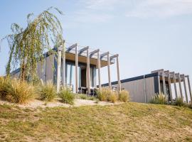 Chalet with a view of the beach or harbour, hotel in Well