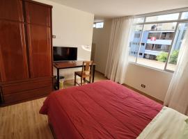 Habitación con baño propio para 2 personas como máximo, proprietate de vacanță aproape de plajă din Lima