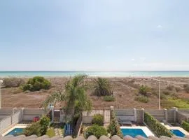 Global Properties, Adosado en primera linea de playa con vistas al mar