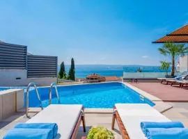 Luxury VILLA BANE, heated private pool and jacuzzi, sandy beach 120m far, 12 pax