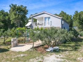 Apartments with a parking space Cove Smrceva, Brac - 20193, hotel a Milna