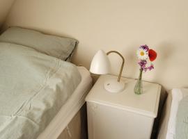 Atma Guesthouse - cozy and simple farmhouse bed & breakfast, hotel v destinaci Marstal