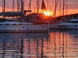 Porquerolles - Nuit insolite à bord du Défi Fou, hotell i Porquerolles