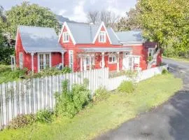 Bruce Cottage - Akaroa Holiday Home