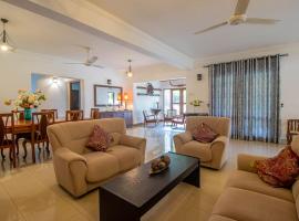 Spacious 4BR 4BA Family Villa wt Balcony & Lavish Garden, hotel en Ratmalana