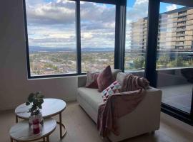 Top Floor Mountain View Luxury Rental Unit in SkyGarden Glen, hotel en Glen Waverley