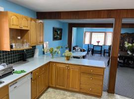 DalatBnB Large kitchen Suite, hotel u gradu 'Surrey'