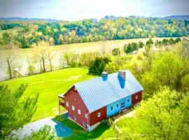 The Barn at Evermore: riverfront retreat w/hot tub, sumarhús í Luray