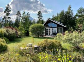 Cozy cabin w/garden, BBQ, canoe, swimming, central, brunarica v mestu Sinnes