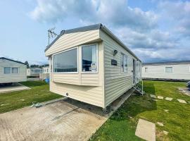 Seawick 2-Bed 6 berth Caravan with free WiFi: Clacton-on-Sea şehrinde bir otel