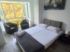 Hostel Florentin camere băi comune acces bucatarie Cheap rooms Smart TV Netflix Constanta kitchen and laundry machine acces fast wifi – hotel w Konstancy