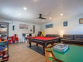 Blue Oasis minutes from the beach with Hot Tub & Gameroom!