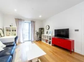 Spacious Modern 3 BR Apt w Balcony, Woolwich