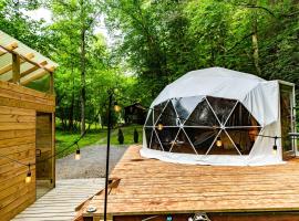 Solace glamping, готель у місті Сев'єрвілл