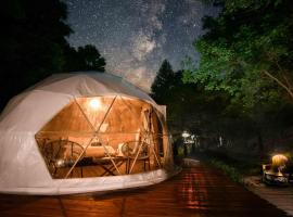 Solace glamping 2, готель у місті Сев'єрвілл