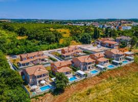 Villas Lotus with Pool and Jacuzzi, hotel v destinácii Pula