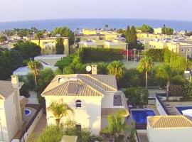 Luxury spacious holiday Villa with heated swimming pool, hotell i Paralimni